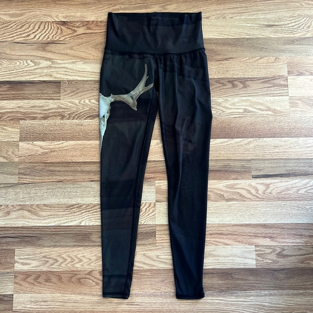 Teeki brand leggings with skull on leg